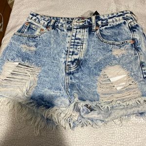 I’m selling a Brand New Shorts with the Tag still on it.